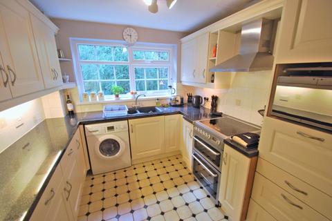 2 bedroom flat for sale, Lawnfield Court, Warren Close, Bramhall