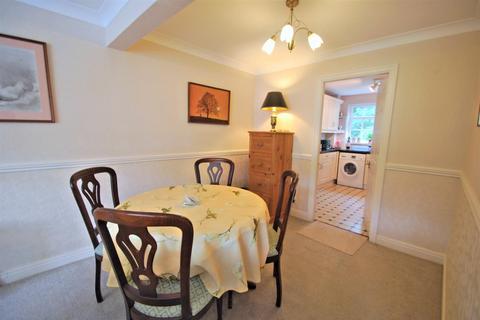 2 bedroom flat for sale, Lawnfield Court, Warren Close, Bramhall