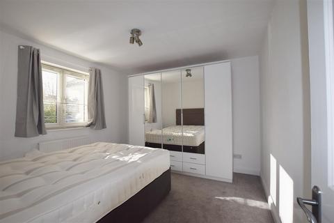 2 bedroom flat to rent, Grenville Place, London NW7