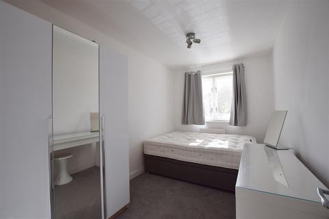 2 bedroom flat to rent, Grenville Place, London NW7