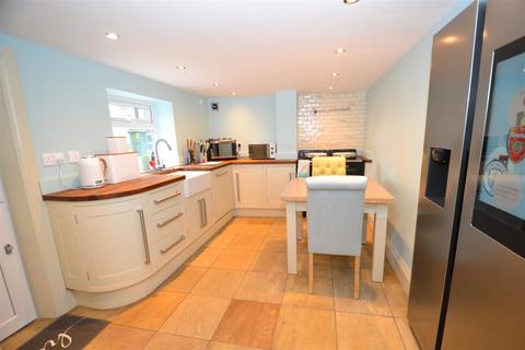 2 bedroom end of terrace house for sale, High Street, Queensbury
