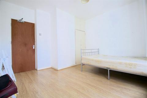 3 bedroom flat to rent, Fairclough Street, London E1