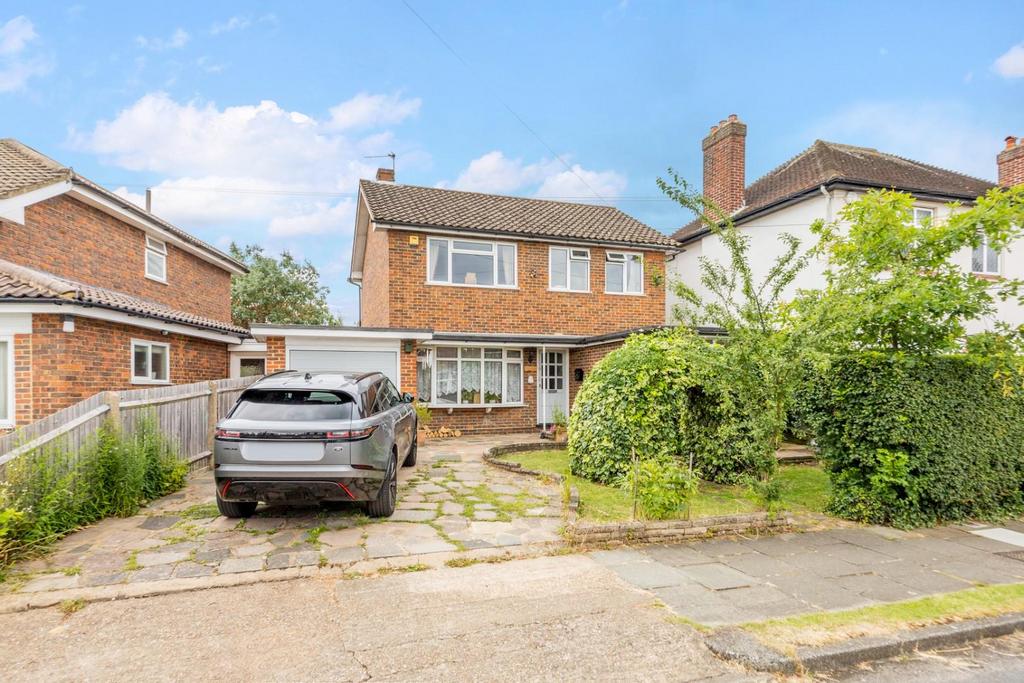 Mavis Avenue, Stoneleigh 4 bed detached house for sale £650,000