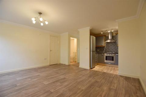 2 bedroom apartment to rent, Gawton Crescent, Coulsdon