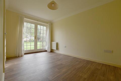 2 bedroom apartment to rent, Gawton Crescent, Coulsdon