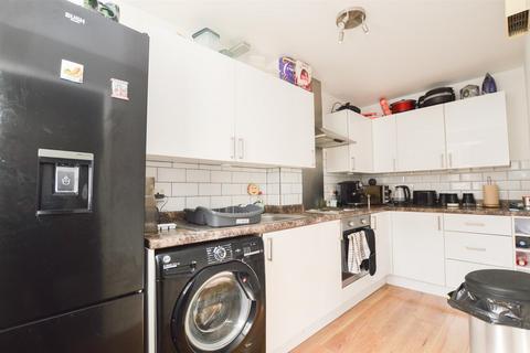 2 bedroom terraced house to rent, Falmouth Close, Eastbourne