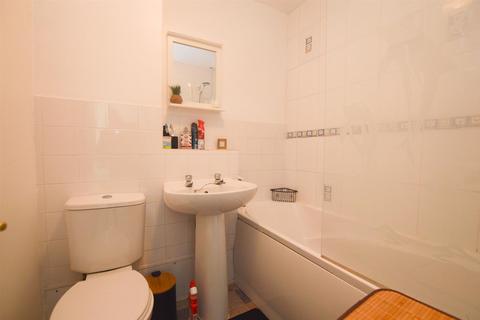 2 bedroom terraced house to rent, Falmouth Close, Eastbourne