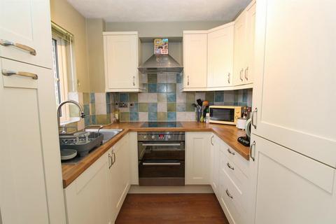 2 bedroom apartment for sale, Evelyn Way, Wallington SM6