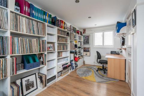 16 Micklem Drive, Hemel Hempstead, HP1 2PR