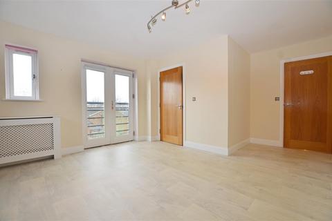 2 bedroom flat to rent, High Street, Teddington