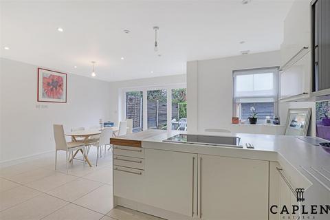 4 bedroom semi-detached house for sale, Clarendon Road, South Woodford
