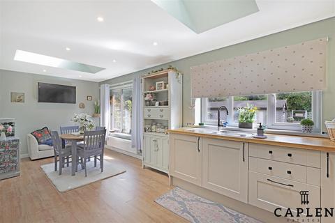 4 bedroom house for sale, Woolhampton Way, Chigwell