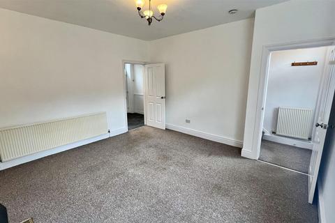 3 bedroom end of terrace house to rent, Abbey Road, Shepley, Huddersfield HD8 8EL