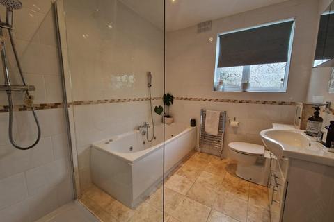 2 bedroom flat for sale, Goldings Hill, Loughton IG10