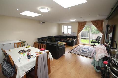 4 bedroom semi-detached house to rent, Vicarage Road, Watford