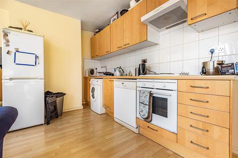 4 bedroom flat to rent, Sherfield Gardens, Roehampton SW15