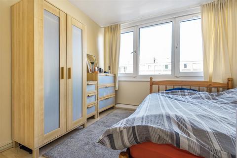 4 bedroom flat to rent, Sherfield Gardens, Roehampton SW15