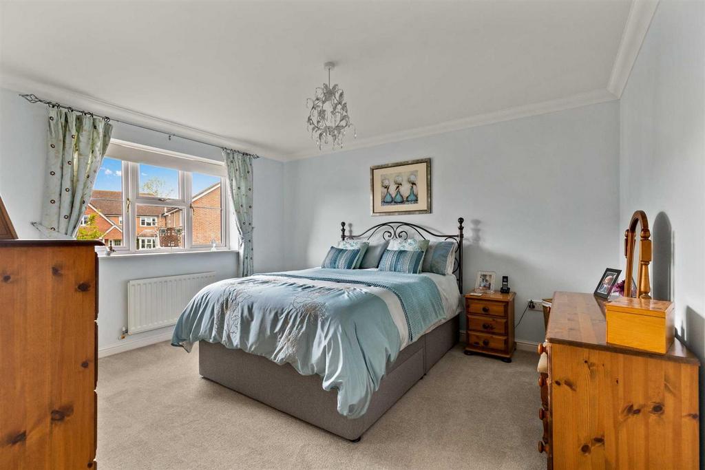 Dexter Close, Kennington TN25 4 bed detached house for sale £575,000