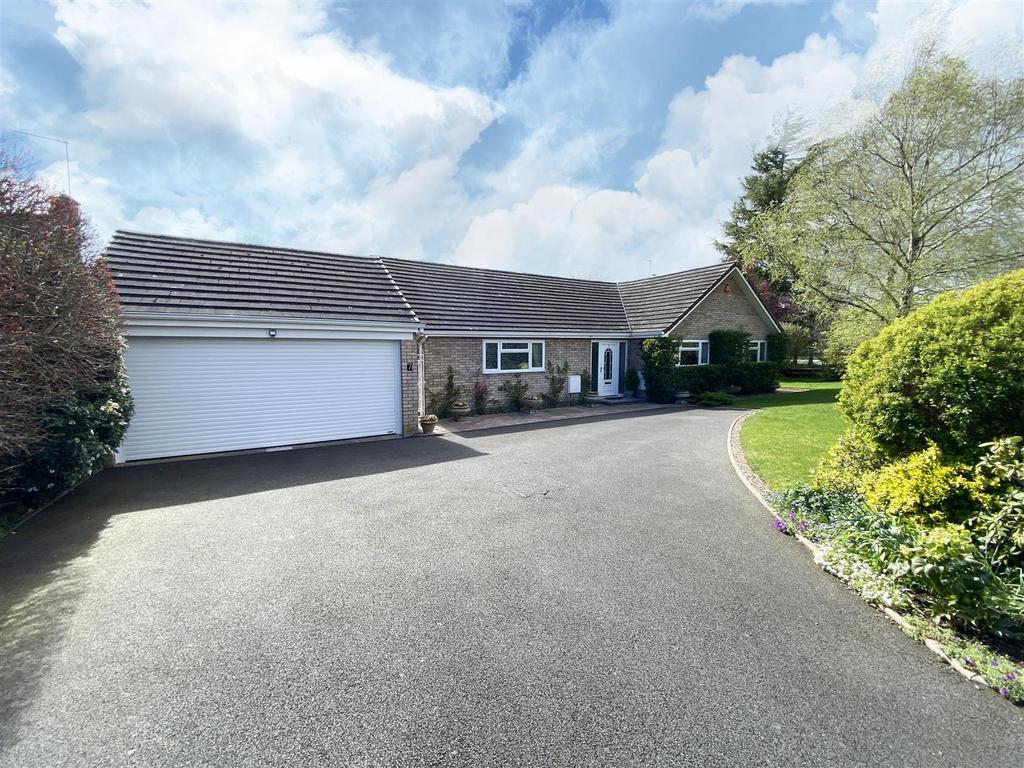 7 Carnforth Close, Shrewsbury, SY3 9QW 3 bed detached bungalow for sale