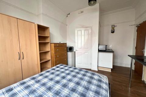 Studio to rent, Glenfield Road, Leicester LE3