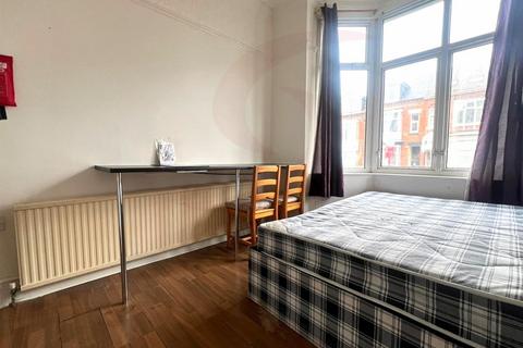 1 bedroom in a house share to rent, Glenfield Road, Leicester LE3