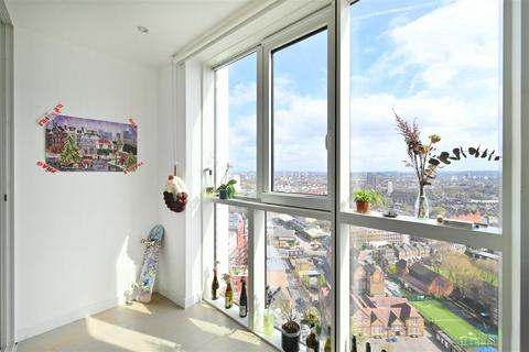 1 bedroom flat for sale, Sky Gardens, Wandsworth Road, London SW8