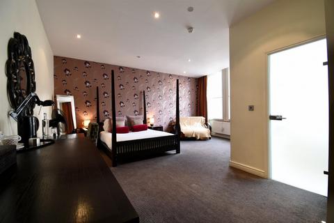 1 bedroom in a house share to rent, ROOM 5, Cinnabar Hotel, 88-89 Fore Street