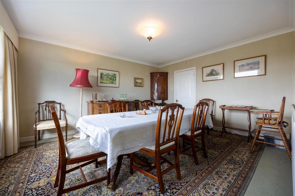 Dining 01.jpg