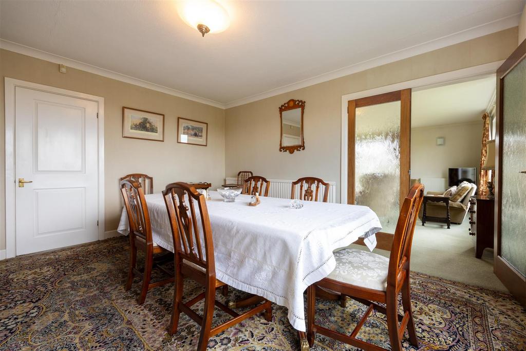 Dining 02.jpg