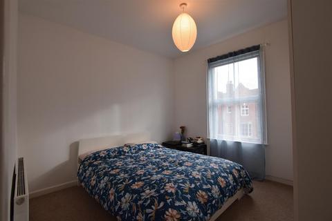 2 bedroom flat to rent, Coten End