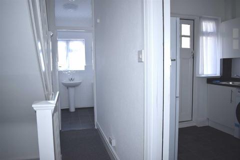 3 bedroom flat to rent, Wood Street, Walthamstow