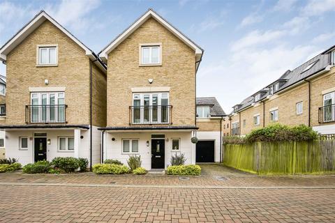 4 bedroom detached house to rent, Marbaix Gardens, Isleworth