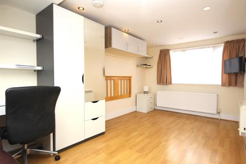 1 bedroom in a house share to rent, Forest View Road, London