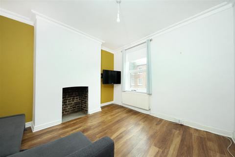 2 bedroom apartment to rent, Hampton Road, TW12