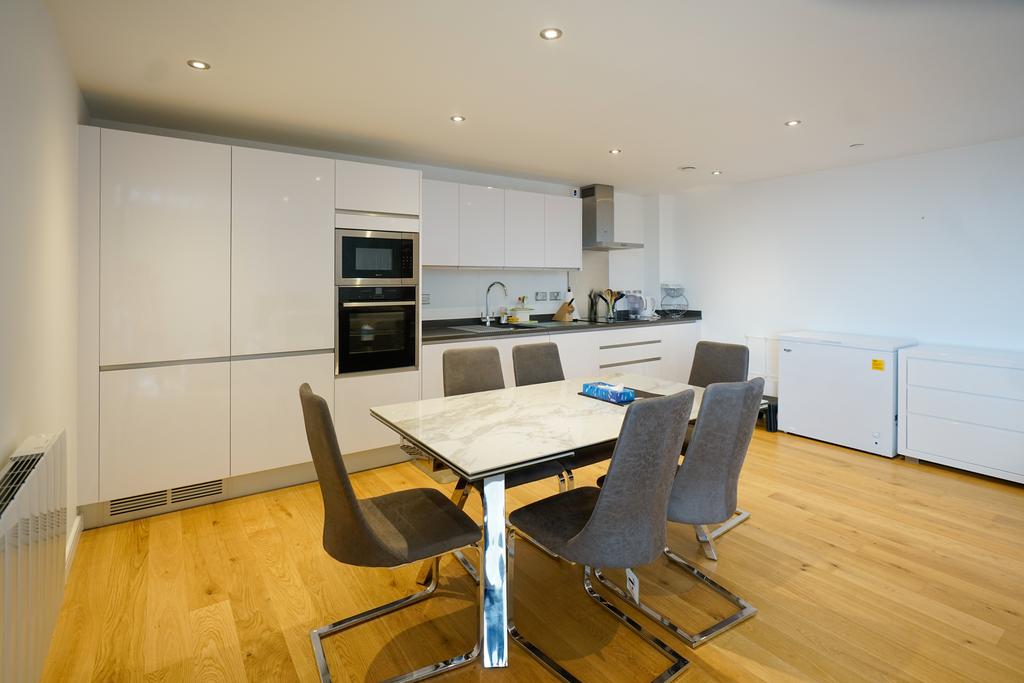 Bristol BS1 2 bed property to rent £2,500 pcm (£577 pw)