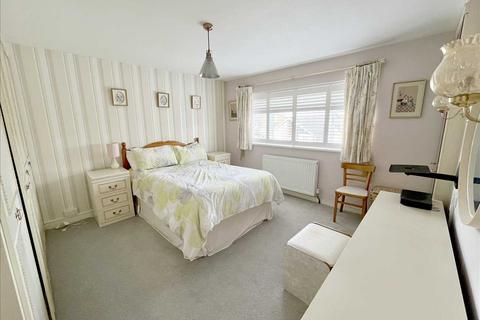 3 bedroom detached house for sale, Wren Crescent, Bushey, WD23.