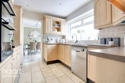 166 Oaks Cross, Stevenage, SG2 8NA