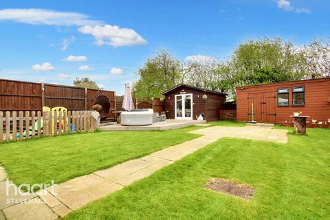 166 Oaks Cross, Stevenage, SG2 8NA