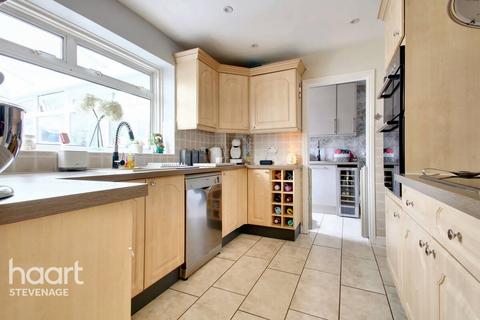 166 Oaks Cross, Stevenage, SG2 8NA