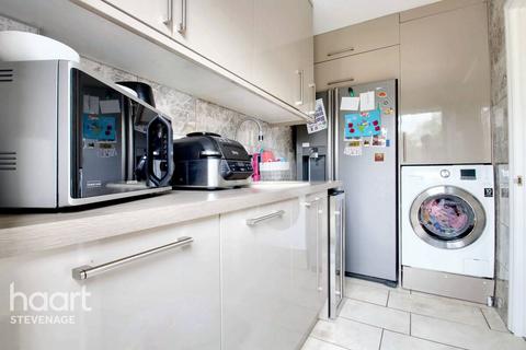 166 Oaks Cross, Stevenage, SG2 8NA