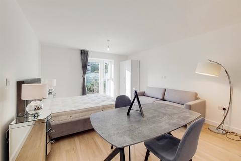 Studio to rent, Fairbank House, Beaufort Square, NW9