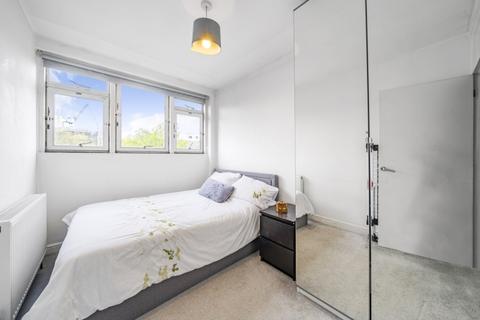 3 bedroom maisonette to rent, Maskelyne Close Battersea SW11