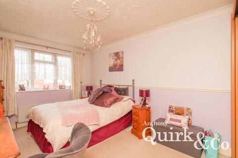 3 bedroom semi-detached house for sale, Cambridge Road, Canvey Island, SS8