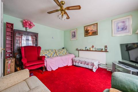 13 Bering Walk, London, E16 3HY