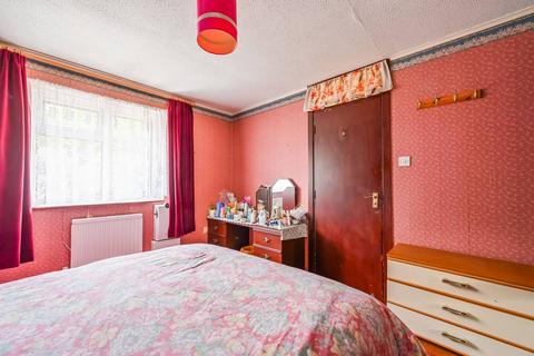 13 Bering Walk, London, E16 3HY