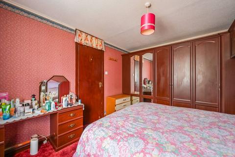 13 Bering Walk, London, E16 3HY