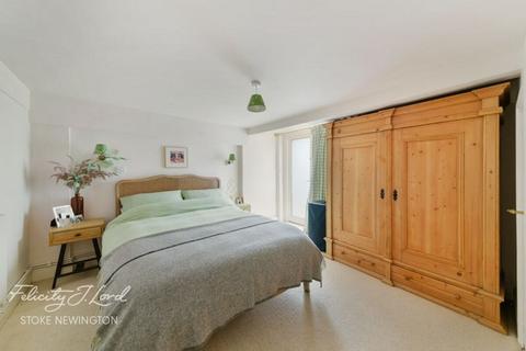 33a Foulden Road, London, N16 7UU