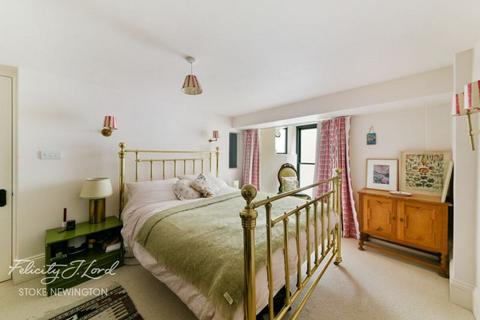 33a Foulden Road, London, N16 7UU