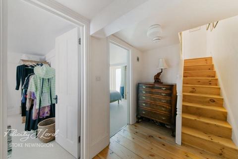 33a Foulden Road, London, N16 7UU