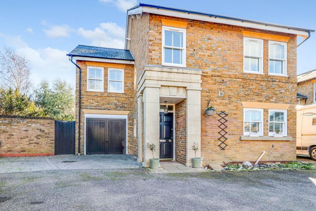 Horseshoe Crescent, Shoeburyness SS3 4 bed detached house for sale £